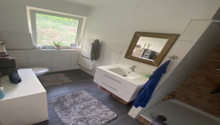 OG Links Badezimmer.